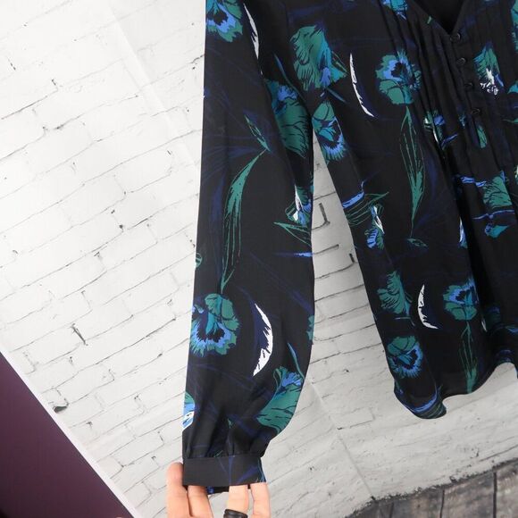 A PEA IN THE POD BLACK WITH GREEN BLUE & WHITE FLORAL DESIGN LONG SLEEVE TOP - Picture 4 of 8